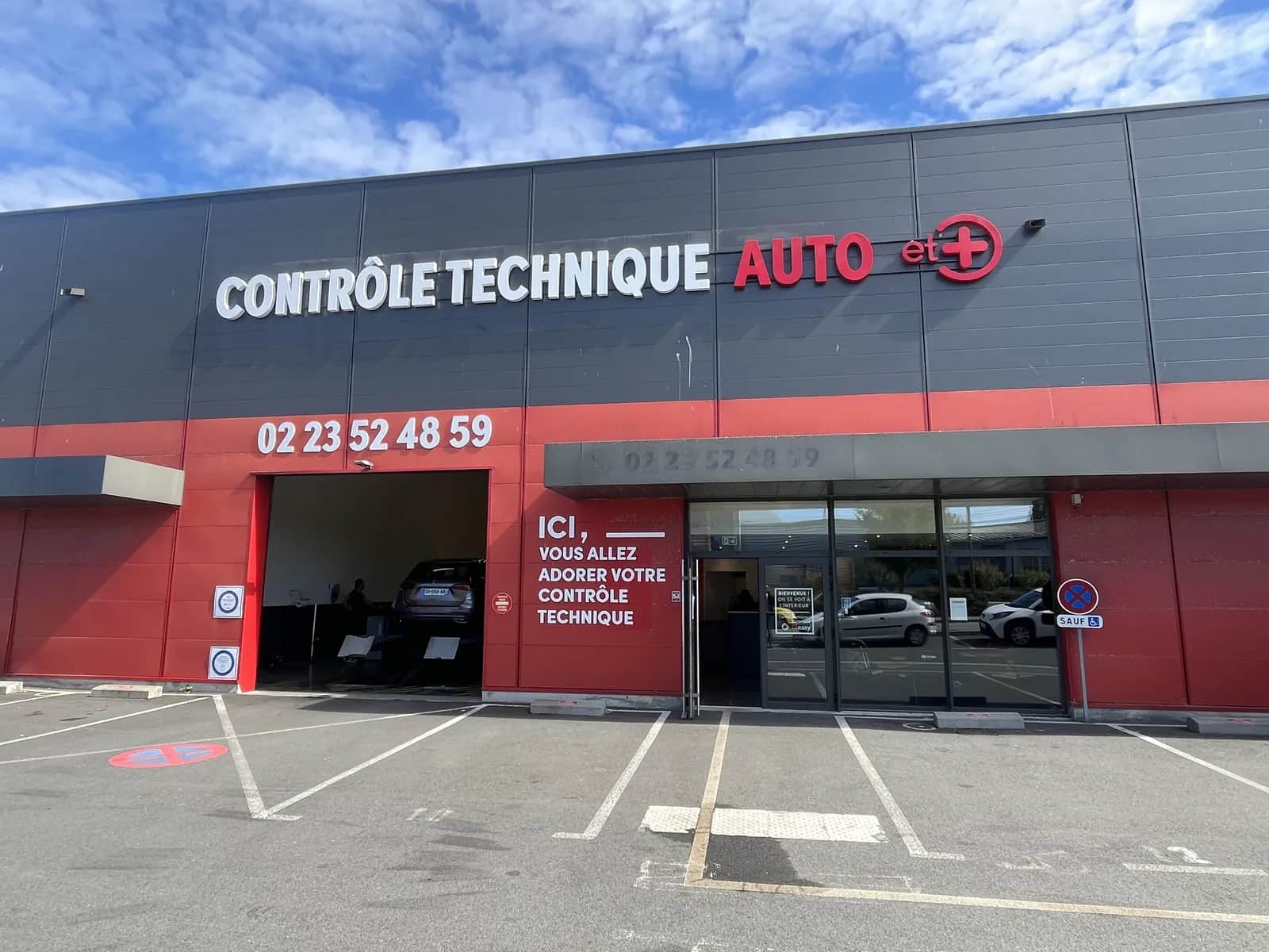 Façade du centre de contrôle technique Auto et + de Saint-Malo, rue de la Ville-ès-Cours