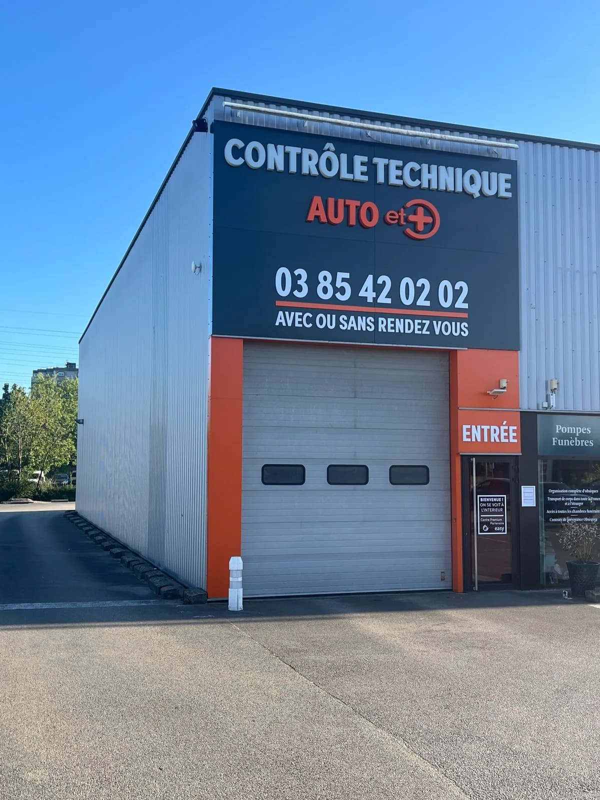 Façade du centre de contrôle technique Auto et + à Chalon-sur-Saône, rue Louis Jacques Thénard