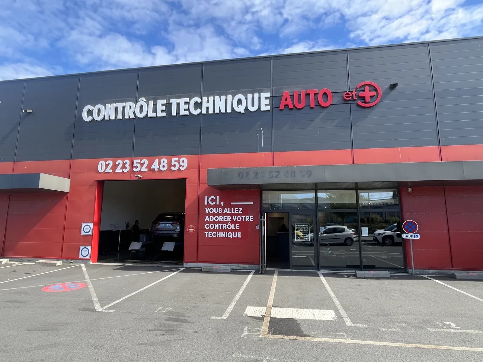 Façade du centre de contrôle technique Auto et + de Saint-Malo, rue de la Ville-ès-Cours
