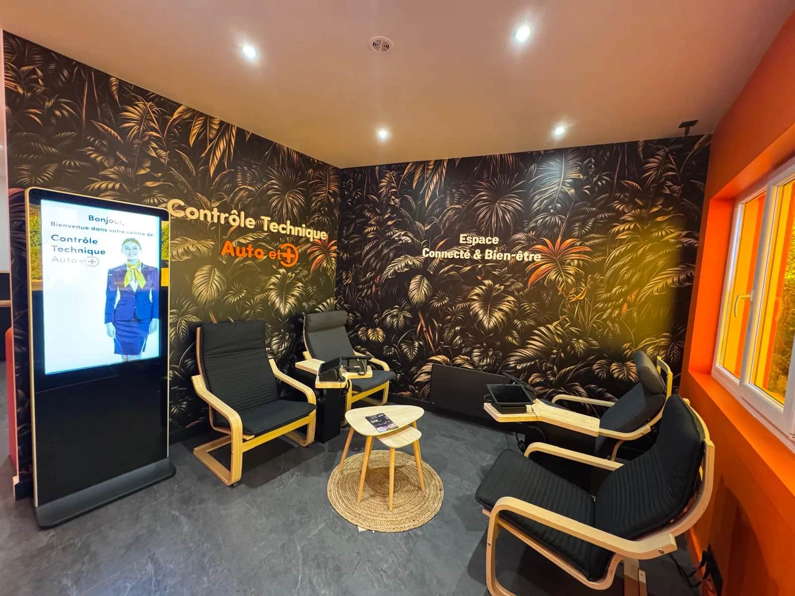 Espace détente et bien-être du centre de contrôle technique Auto et + de Moulins-lès-Metz : fauteuils et tablettes connectées