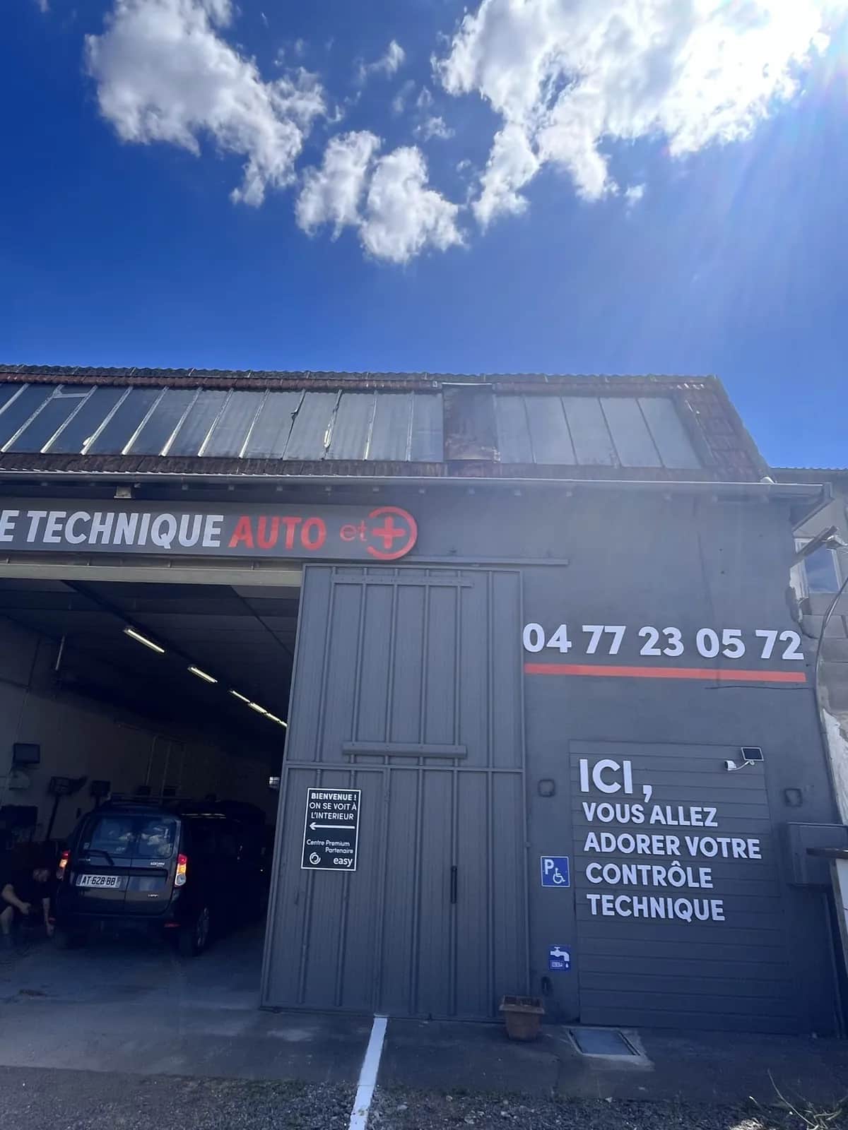 Façade du centre de contrôle technique Auto et + à Roanne, route de Charlieu