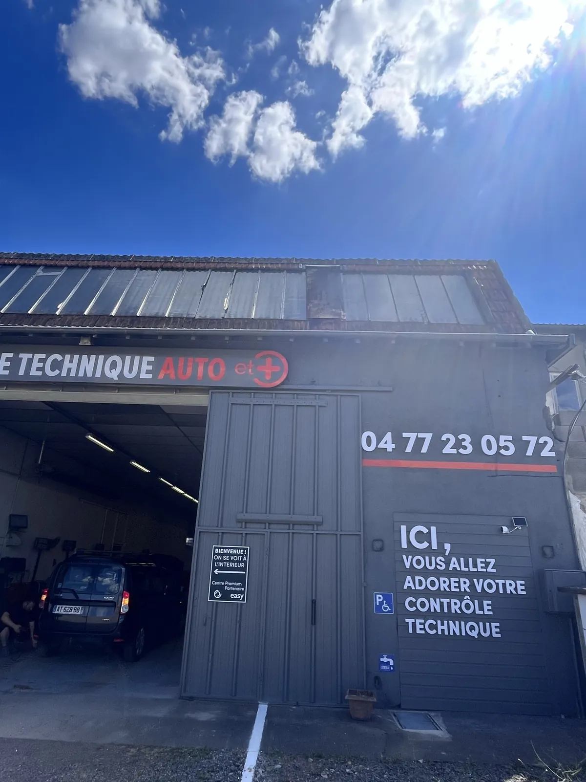 Façade du centre de contrôle technique Auto et + à Roanne, route de Charlieu